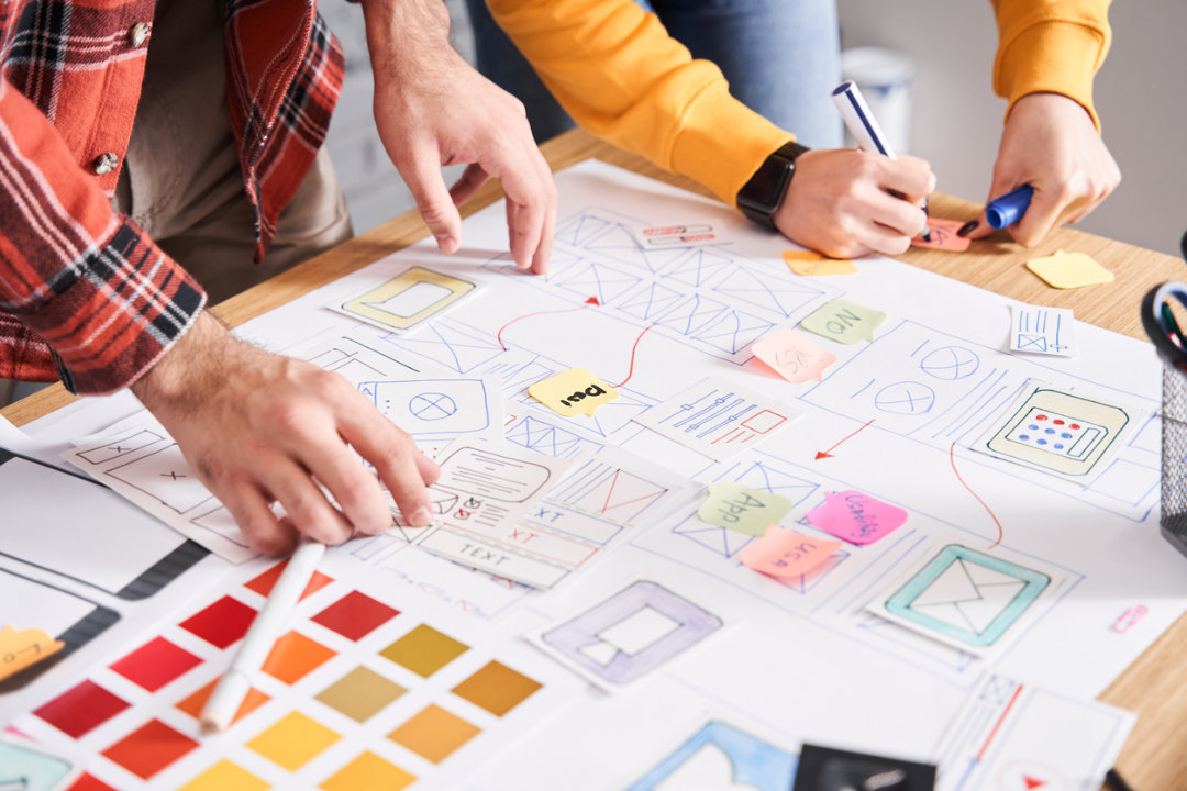 UX Designer arbeiten an Entwürfen eines Projekts.
